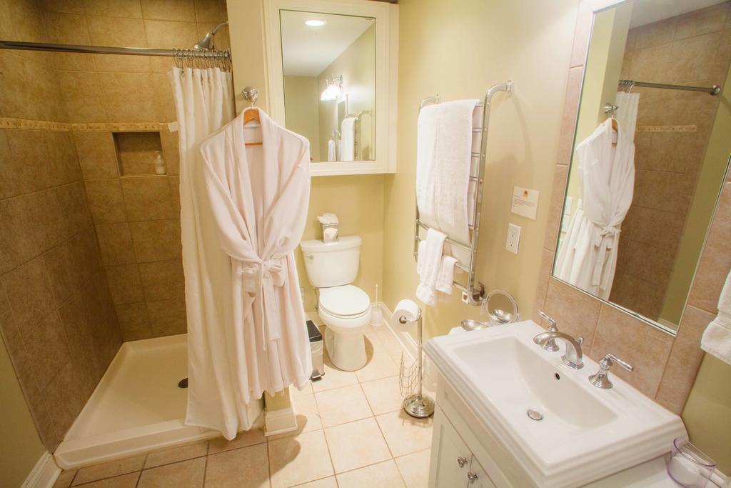 Seven Oaks Bed & Breakfast เลคเจนีวา ห้อง รูปภาพ