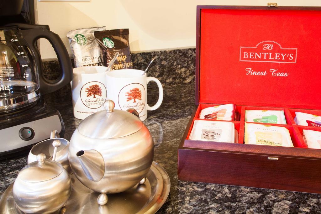 Seven Oaks Bed & Breakfast เลคเจนีวา ภายนอก รูปภาพ